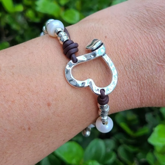 HAMMERED HEART • Bohemian bracelet • Silver beads and Pearls - Picture 9 of 13